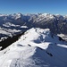 Blick von der Hüttenterrasse auf den recht flachen Grat zum Arbeserkogl