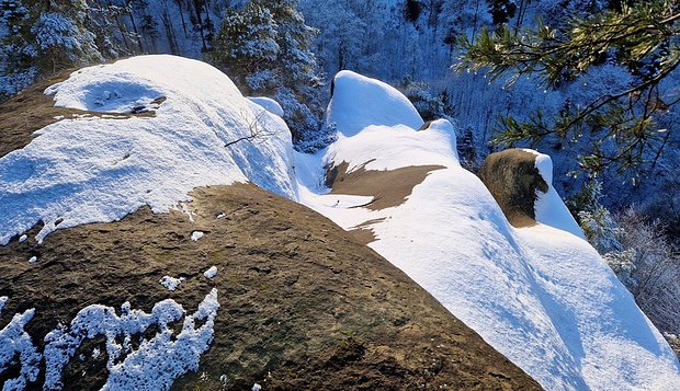 Sandstein im Wintermantel.