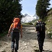 Start mit schweren Rucksäcken in Arolla