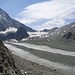 Oberhalb des mächtigen Glacier de Cheilon thront unser Gipfelziel, auch die Hütte ist nun sichtbar