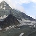 Von der Hütte hat man die Gipfelpyramide des Mont Blanc de Cheilon stets im Blick – über den Col de Cheilon (rechter Bildrand) verläuft der Aufstieg