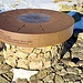 Markstein der Mitte Tirols: als Denkmal für die vom 10.10.1920 erfolgte ungerechte Teilung des Landes Tirol und als Wegweiser für eine europäische Perspektive. 
