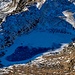 Ein kleiner See, bereits mit einer geschlossenen Eisdecke. 
