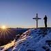 Christian genießt die ersten wärmenden Sonnenstrahlen und den Ausblick. 