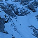 Hannes wählt nicht den heiklen Abzweig nach links, sondern kämpft sich in vielen Spitzkehren die steile Rinne durch die Felsen nach oben. Schöne Szenerie!