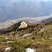 Sul traverso si vede in basso l'Alpe di Motto