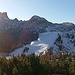 Auf der anderen Seite des Passes wird skigefahren.