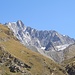 Täschhorn mit dem markanten Mischabelgrat thront hoch über der Täschalp