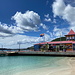 In Philipsburg - Am Captain Hodge Pier, wo gerade die Flagge von Sint Maarten im Wind weht.