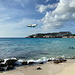 Maho Beach - Meerblick mit landendem Flugzeug.