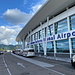 Sint Maarten - Wer direkt aus Europa anreist, kommt in aller Regel hier an: auf dem Princess Juliana International Airport im niederländischen Teil der Insel. Neben der Flagge des autonomen Landes Sint Marteen ist hinten enstprechend auch die Fahne des Königreichs der Niederlande zu erahnen.