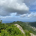 Sentry Hill - Dreiländerblick: Vorn Sint Maarten (zum Königreich der Niederlande gehörendes autonomes Land), dahinter das französische Überseegebiet Saint-Martin, ganz hinten im Dunst Anguilla (Überseegebiet des Vereinigten Königreichs).