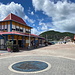 In Philipsburg - Blick entlang der Strandpromenade.