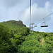 Unterwegs am Sentry Hill - Verschiedene "Infrastruktur" steht zur Wahl: ein steiler, nicht sonderlich angenehmer Weg durch die Büsche (rechts), der Sessellift (daneben/darüber) und sogar eine Zip-line (links).