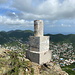 Sentry Hill - Am Vermessungspunkt, der sich ein kleines Stück abseits der höchsten Stelle befindet. Mit 340 m ist der Sentry Hill der höchste Berg, der sich vollständig im niederländischen Teil der Insel befindet. Er hat damit also die gleiche Bedeutung für Sint Maarten wie z. B. der Dom für die Schweiz ;-)