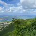 Sentry Hill - Ausblick am Gipfel auf die große Simpson Bay Lagoon (aka Simpsonbaailagune, Grand Étang de Simsonbaai). Durch die Lagune verläuft die Grenze der Sint Maarten/Saint-Martin.