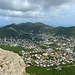 Unterwegs am Sentry Hill - Ausblick, u. a. über die Siedlungen St. Peter und South Reward. Hinten ist der höchste Berg der Insel zu erahnen: Pic Paradis.