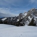 Nun geht es mit schönem Blick zum Kaiserschild über den verschneiten Bergrücken der Donnersalpe...