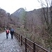 Sul sentiero «Geologico» verso i Corni di Canzo dopo essere partiti dalle fonti di Gajum.