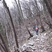 Pochi minuti dopo la partenza si attraversa il Torrente Ravella per seguire il Sentiero n° 7 che entra nel bosco e sale subito ripido.