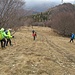 Discesa in ordine sparso verso la cresta del Monte Prasanto, evitando il sentiero ghiacciato e scivoloso in centro foto.