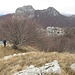 Discesa verso le rocce calcaree dove sono «contenuti» i Conchodon; sullo sfondo i Corni di Canzo.