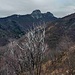 Più a destra invece vediamo i Corni di Canzo e il sentiero che faremo scendendo dal Rifugio Terza Alpe.