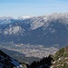 Jenseits des Inntals grüßen u.a. die Hohe Munde, die Zugspitze sowie die Solsteine herüber; drunten die westlichen Randbezirke von Innsbruck mit dem Flughafen.