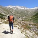 In der Mittagshitze wandern wir das Almagellertal hinauf