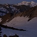 Wenig oberhalb des Zwischbergenpass werden im gefrorenen Firn die Steigeisen nötig