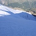 Beim Blick in die Nordflanke lässt sich schon der Eisbruch als Schlüsselstelle für den Abstieg erkennen