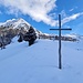 <b>Aumentano gradualmente le radure, fino a sbucare nell’incantevole corte principale dell’Alpe Nara (1932 m), ancora all’ombra, ma con il sole che sta sbucando dietro il Mottarone. </b>