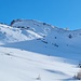 <b>È un piacere battere la traccia su questo alpeggio nella neve vergine alta mezzo metro. La mia meta è ora ben visibile. Seguo un logico percorso, segnalato per altro da alcune paline, che emergono per poco dalla coltre nevosa. </b>