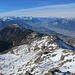 Blick von der Sonnenspitze nach Westen auf den langen Auf- und Abstiegsweg über die leicht verschneiten Südhänge: das Viggartal (am linken Bildrand liegt ganz tief drunten Mühltal), der Patscherkofel, die kleine Pyramide der Viggarspitze und natürlich das Inntal.