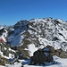 Rückblick von der Viggarspitze hinüber zum Glungezer; in der Mulde dazwischen die gleichnamige Hütte.