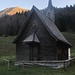 Kapelle heilige Maria<br />Die Kapelle wurde ursprünglich im Jahr 1644 erbaut und bestand zunächst nur aus dem heutigen Chor. 1912 erfolgte eine wesentliche Vergrößerung um das hohe Langhaus mit einem Satteldach. Der Altaraufbau mit gedrehten weinlaubgezierten Säulen stammt aus der Zeit um 1650. (Quelle: wikipedia)