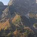 Studie des kaum begangenen, oben unmarkierten, teils weglosen, aber  möglichen Zustiegs zum Künzeljoch (ganz rechts oben) von Nordosten her (über die Schiedlenalpe, die wäre nahe des linken unteren Bildrandes)