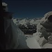 la luna risplende e illumina, mentre la bufera sta coprendo le impronte spostando la neve...nel caso che mi tappa all'interno, ho la pala