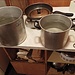questo è ciò che lascio: per partire è già un gran vantaggio, si può cucinare tranquillamente per 10 persone e per lavare le stoviglie (prima però, si deve continuare a mettere neve per avere sempre acqua disponibile)