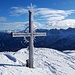 Gipfelkreuz mit Rofangebirge im Hintergrund