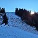 Steil geht es zum Ostgipfel bergan. Den Aufstieg traute ich mir ohne Grödel zu. Die Wegkonturen waren meist sichtbar.
