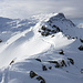 Rückblick entlang vom Grat zum Steemendli. Kurz darauf kehrte ich aufgrund des eiskalten Windes sowie einer vereisten Felskletterpassage um und querte westseitig dem Grat entlang zum P.2514. 