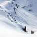 Blick in die kritische Zone mit der sichtbar instabilen Altschneeschicht (oberhalb bis unterhalb vom Felsgürtel).