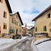 Aktuell wenig Schnee in Guarda, im Schatten der Häuser hält er sich natürlich länger