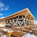 Imposanter Holzbau des 2024 erstellten neuen Restaurants auf Motta Naluns. Die riesige Sonnenterrasse ist leer.