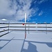 Eingezäunte Schneemessstation des SLF auf Motta Naluns mit täglicher manueller Ablesung an einer Messlatte. Aktuelle Schneehöhe lediglich 50 cm 
