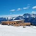 Das 2024 neu erstellte Restaurant auf Motta Naluns mit grosser Sonnenterrasse fügt sich gut in die Landschaft ein