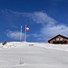 Gipfelkreuz und -fahne der Clubhütte;<br />davor links deren Christbaum