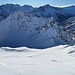 In der Gipfelflanke vis-à-vis vom Witenstock, dahinter die Wichels sowie Rienzenstock