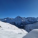 Sünnele ob Wichel mit Blick zum omnipräsenten Bristen